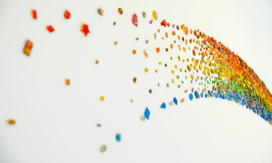Abstrakte Kunst mit einem Regenbogen aus bunten Elementen, der sich dynamisch über die Wand erstreckt. Perfekt als Leinwandbild oder Poster, um Lebendigkeit und Kreativität in Ihr Zuhause zu bringen.