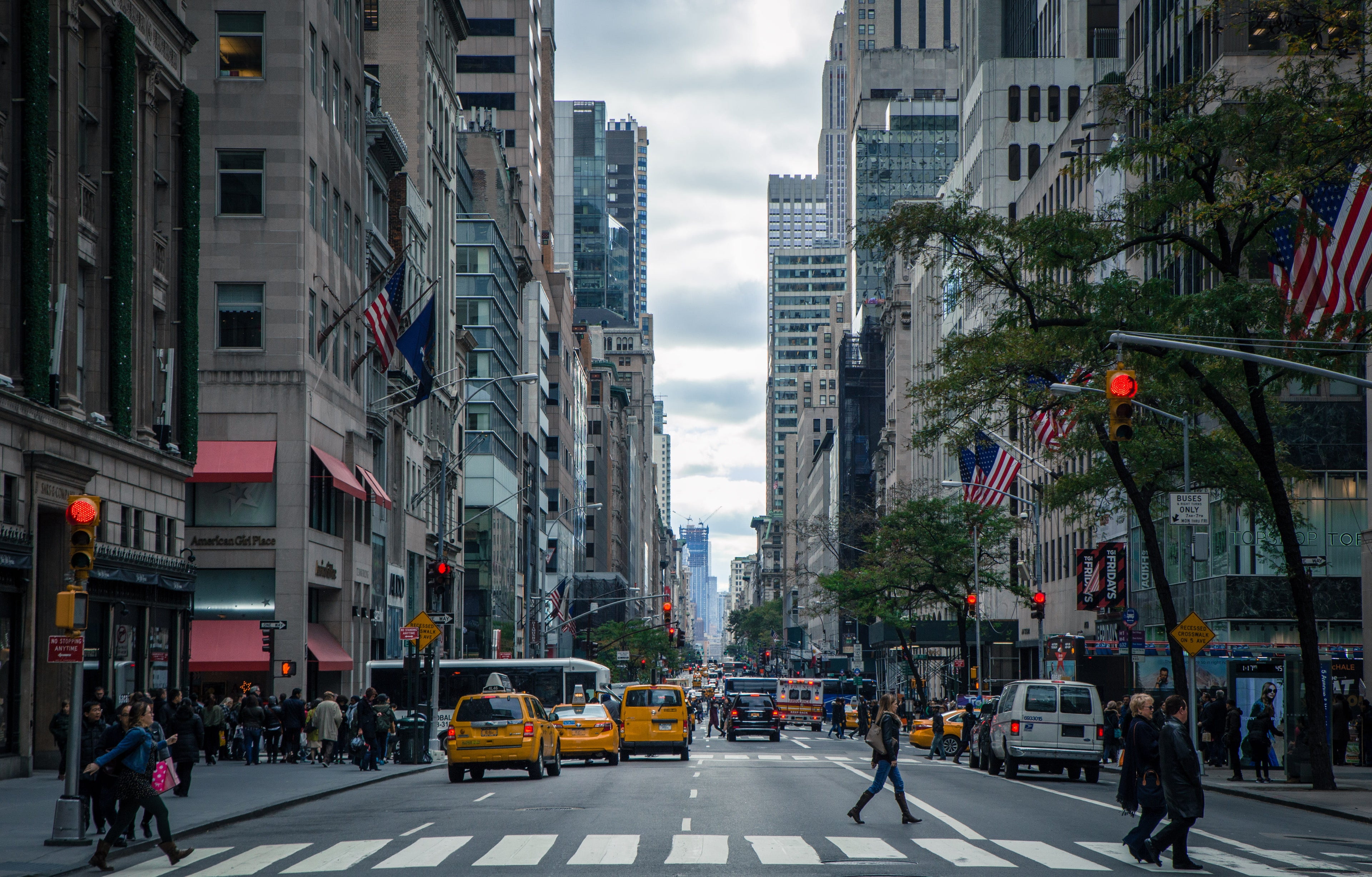 Belebte Straßen von New York City mit gelben Taxis, Hochhäusern und urbanem Leben. Perfekt als Leinwandbild oder Poster, um die Energie der Metropole in Ihr Zuhause zu bringen.